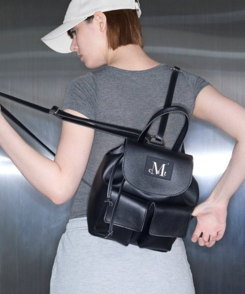 MUCENT(ムセント)/ミニ ポケット リュック バックパック/AREN TWO POCKET LEATHER MINI BACKPACK | AT1254078 | ブラック