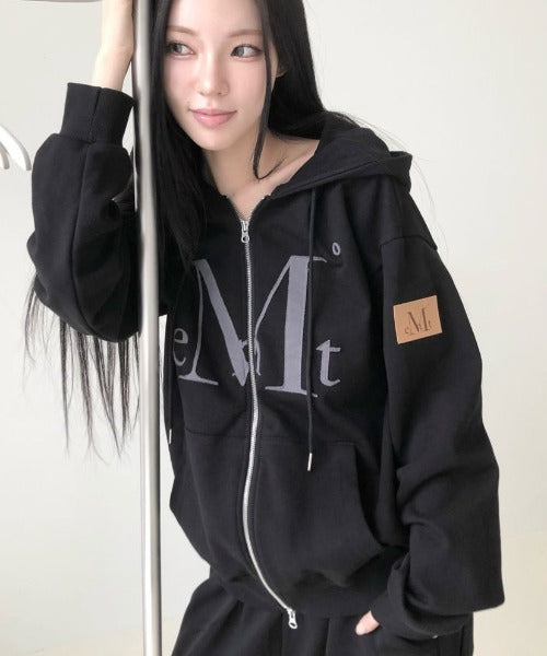 MUCENT(ムセント)/配色 ロゴパッチ フルジップパーカー フーディー/WADI APPLIQUE LOGO HOOD ZIP-UP | AT2261002 | ブラック