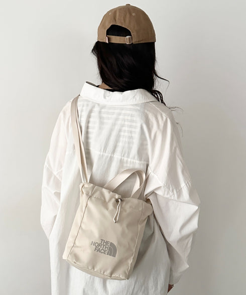 THE NORTH FACE(ザ・ノースフェイス)/ロゴプリント 軽量 巾着バッグ バケットバッグ ミニショルダーバッグ/BONNEY BUCKET BAG MINI | IM1261039 | クリーム