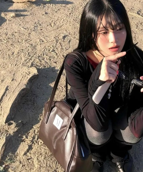 MUCENT(ムセント)/軽量 A4収納可 ロゴパッチ ショルダー トートバッグ/TIVE LEATHER SHOULDER BAG UNISEX | AT1262071 | ブラウン