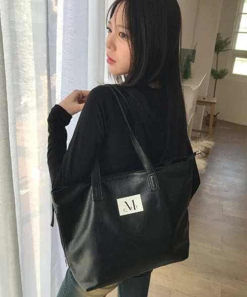MUCENT(ムセント)/軽量 A4サイズ収納可 ロゴパッチ サイド ジッパー ショルダー トート バッグ/RIENNE SIDE ZIPPER LEATHER SHOULDER BAG | AT1262072 | ブラック