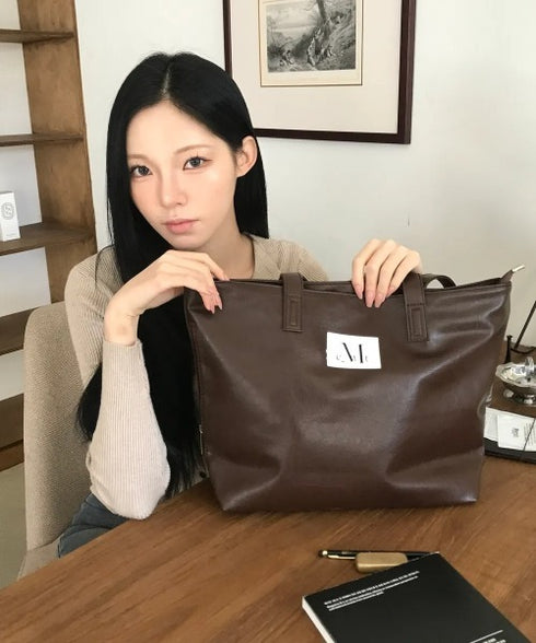 MUCENT(ムセント)/軽量 A4サイズ収納可 ロゴパッチ サイド ジッパー ショルダー トート バッグ/RIENNE SIDE ZIPPER LEATHER SHOULDER BAG | AT1262072 | ブラウン