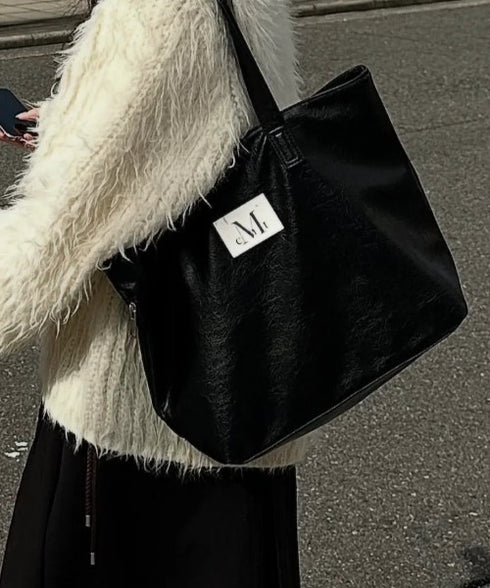 MUCENT(ムセント)/軽量 A4サイズ収納可 ロゴパッチ サイド ジッパー ショルダー トート バッグ/RIENNE SIDE ZIPPER LEATHER SHOULDER BAG | AT1262072 | ブラック