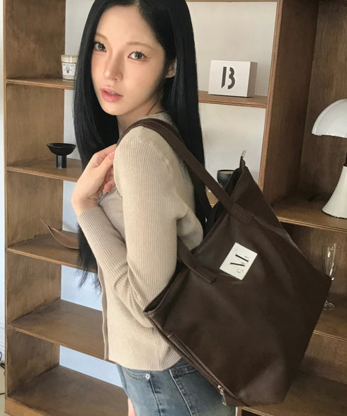 MUCENT(ムセント)/軽量 A4サイズ収納可 ロゴパッチ サイド ジッパー ショルダー トート バッグ/RIENNE SIDE ZIPPER LEATHER SHOULDER BAG | AT1262072 | ブラウン