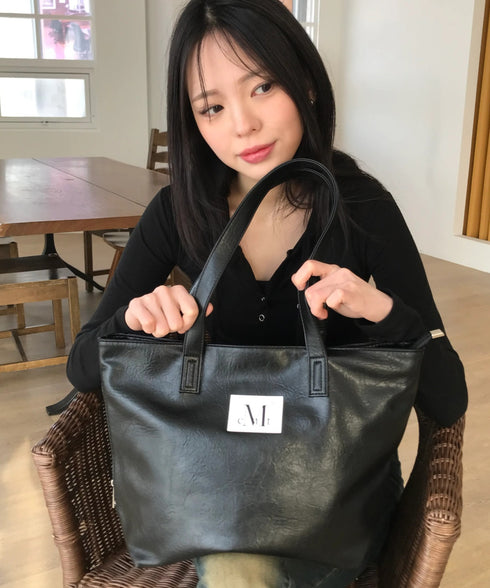 MUCENT(ムセント)/軽量 A4サイズ収納可 ロゴパッチ サイド ジッパー ショルダー トート バッグ/RIENNE SIDE ZIPPER LEATHER SHOULDER BAG | AT1262072 | ブラック