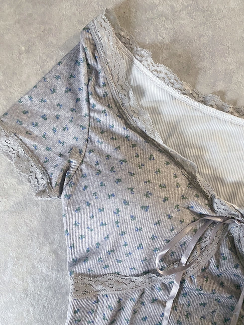 パッド付き小花柄VネックTシャツ | SL2252608 | グレー