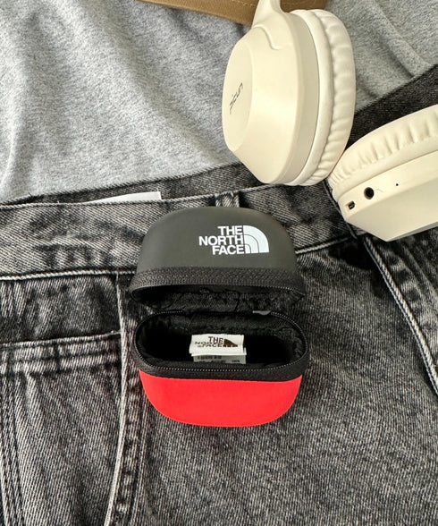 THE NORTH FACE(ザ・ノースフェイス)/カラビナ付 ヌプシモールドポーチ バイカラーポーチ 小物入れ /NUPTSE MOLD POUCH | IM6242018 | レッド