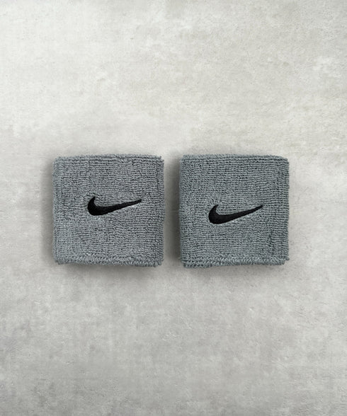 NIKE(ナイキ)/2個セット スウッシュ 刺繍 無地 リストバンド 2パック | IL4212001 | ダークグレー