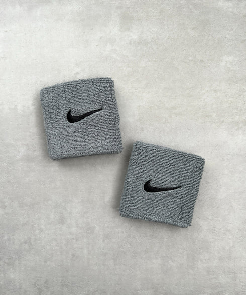 NIKE(ナイキ)/2個セット スウッシュ 刺繍 無地 リストバンド 2パック | IL4212001 | ダークグレー
