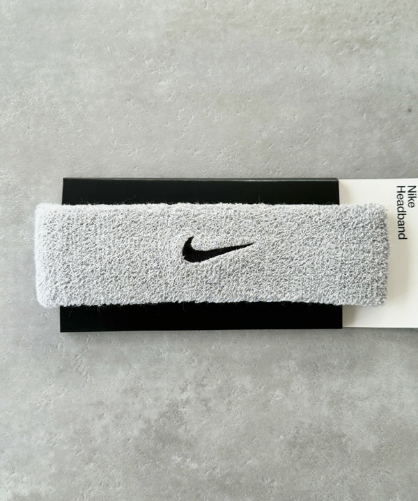 NIKE(ナイキ)/スウッシュ 刺繍 無地 ヘアバンド ヘッドバンド | IL4212003 | グレー