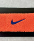 NIKE(ナイキ)/スウッシュ 刺繍 無地 ヘアバンド ヘッドバンド | IL4212003 | オレンジ