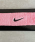 NIKE(ナイキ)/スウッシュ 刺繍 無地 ヘアバンド ヘッドバンド | IL4212003 | ピンク系その他