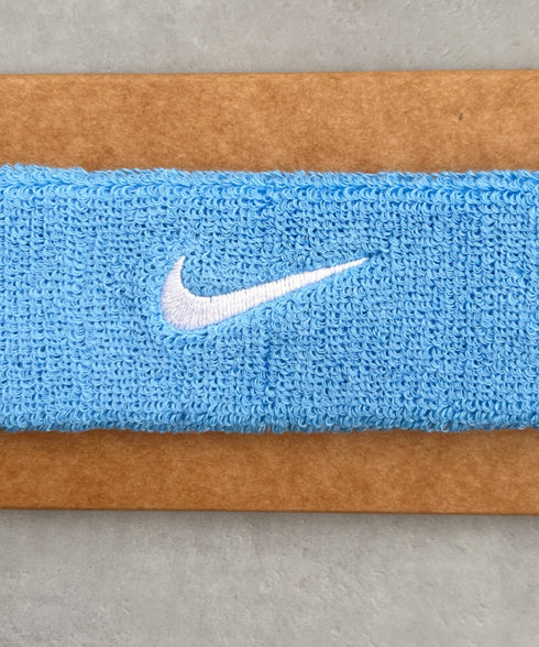 NIKE(ナイキ)/スウッシュ 刺繍 無地 ヘアバンド ヘッドバンド | IL4212003 | ライトブルー
