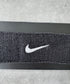 NIKE(ナイキ)/スウッシュ 刺繍 無地 ヘアバンド ヘッドバンド | IL4212003 | ブラック