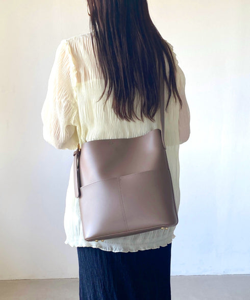 【A4収納可】フェイクレザーバケツショルダーバッグ | WOMEN | WR1223001 | グレイッシュベージュ