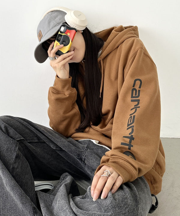 Carhartt(カーハート)/ ルーズフィット 袖ロゴ パーカー スウェット フーディー ミッドウエイト オーバーサイズ / K288 / Loose Fit Midweight Logo Sleeve Graphic Sweatshirt | IL2224045 | ブラウン