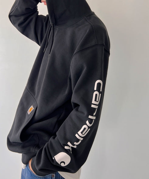 Carhartt(カーハート)/ ルーズフィット 袖ロゴ パーカー スウェット フーディー ミッドウエイト オーバーサイズ / K288 / Loose Fit Midweight Logo Sleeve Graphic Sweatshirt | IL2224045 | ブラック
