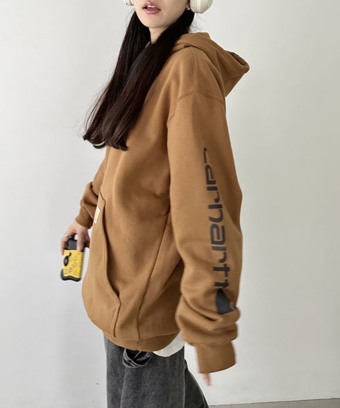 Carhartt(カーハート)/ ルーズフィット 袖ロゴ パーカー スウェット フーディー ミッドウエイト オーバーサイズ / K288 / Loose Fit Midweight Logo Sleeve Graphic Sweatshirt | IL2224045 | ブラウン