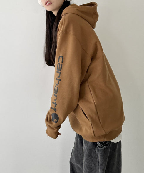 Carhartt(カーハート)/ ルーズフィット 袖ロゴ パーカー スウェット フーディー ミッドウエイト オーバーサイズ / K288 / Loose Fit Midweight Logo Sleeve Graphic Sweatshirt | IL2224045 | ブラウン