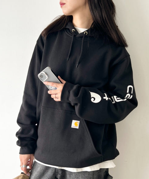 Carhartt(カーハート)/ ルーズフィット 袖ロゴ パーカー スウェット フーディー ミッドウエイト オーバーサイズ / K288 / Loose Fit Midweight Logo Sleeve Graphic Sweatshirt | IL2224045 | ブラック