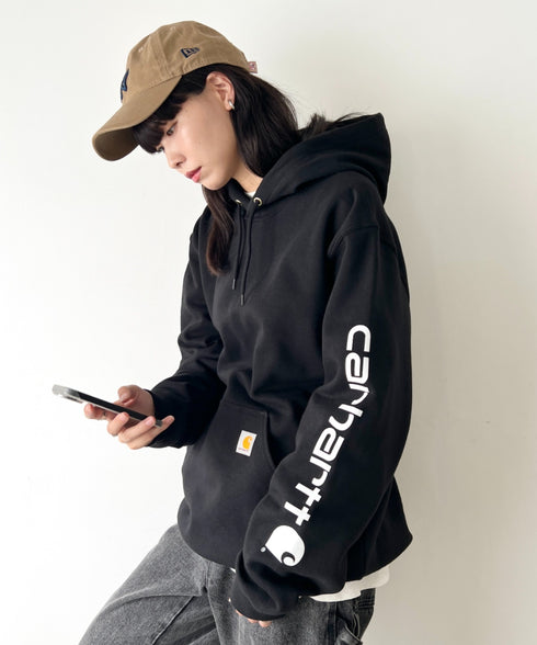 Carhartt(カーハート)/ ルーズフィット 袖ロゴ パーカー スウェット フーディー ミッドウエイト オーバーサイズ / K288 / Loose Fit Midweight Logo Sleeve Graphic Sweatshirt | IL2224045 | ブラック