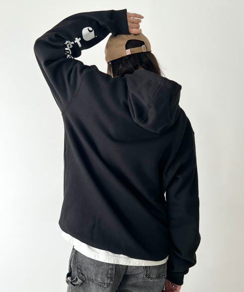 Carhartt(カーハート)/ ルーズフィット 袖ロゴ パーカー スウェット フーディー ミッドウエイト オーバーサイズ / K288 / Loose Fit Midweight Logo Sleeve Graphic Sweatshirt | IL2224045 | ブラック