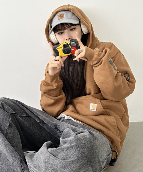 Carhartt(カーハート)/ ルーズフィット 袖ロゴ パーカー スウェット フーディー ミッドウエイト オーバーサイズ / K288 / Loose Fit Midweight Logo Sleeve Graphic Sweatshirt | IL2224045 | ブラウン