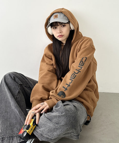 Carhartt(カーハート)/ ルーズフィット 袖ロゴ パーカー スウェット フーディー ミッドウエイト オーバーサイズ / K288 / Loose Fit Midweight Logo Sleeve Graphic Sweatshirt | IL2224045 | ブラウン
