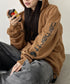 Carhartt(カーハート)/ ルーズフィット 袖ロゴ パーカー スウェット フーディー ミッドウエイト オーバーサイズ / K288 / Loose Fit Midweight Logo Sleeve Graphic Sweatshirt | IL2224045 | ブラウン