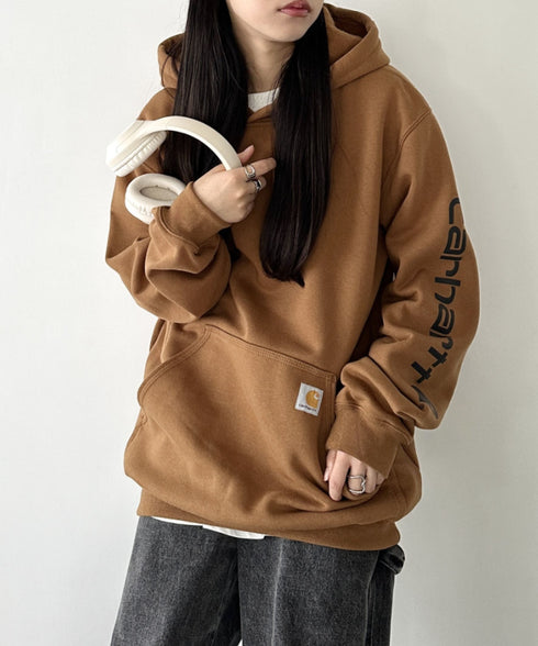 Carhartt(カーハート)/ ルーズフィット 袖ロゴ パーカー スウェット フーディー ミッドウエイト オーバーサイズ / K288 / Loose Fit Midweight Logo Sleeve Graphic Sweatshirt | IL2224045 | ブラウン