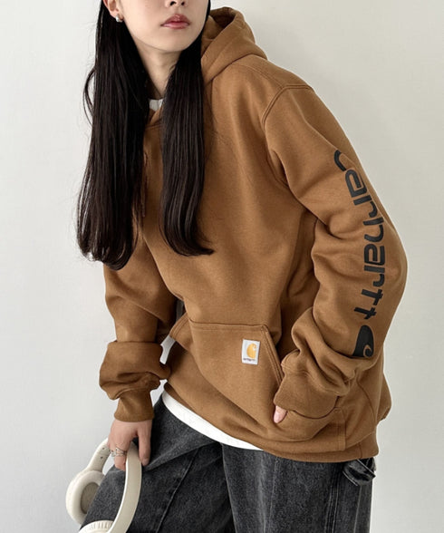 Carhartt(カーハート)/ ルーズフィット 袖ロゴ パーカー スウェット フーディー ミッドウエイト オーバーサイズ / K288 / Loose Fit Midweight Logo Sleeve Graphic Sweatshirt | IL2224045 | ブラウン