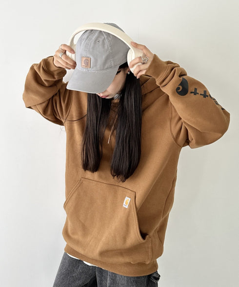 Carhartt(カーハート)/ ルーズフィット 袖ロゴ パーカー スウェット フーディー ミッドウエイト オーバーサイズ / K288 / Loose Fit Midweight Logo Sleeve Graphic Sweatshirt | IL2224045 | ブラウン