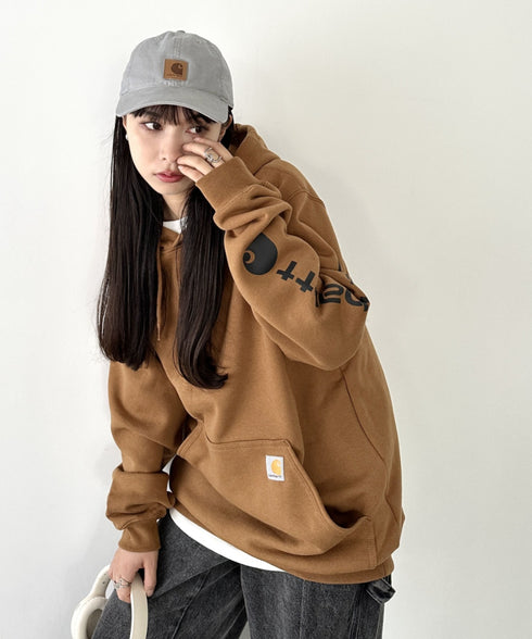 Carhartt(カーハート)/ ルーズフィット 袖ロゴ パーカー スウェット フーディー ミッドウエイト オーバーサイズ / K288 / Loose Fit Midweight Logo Sleeve Graphic Sweatshirt | IL2224045 | ブラウン