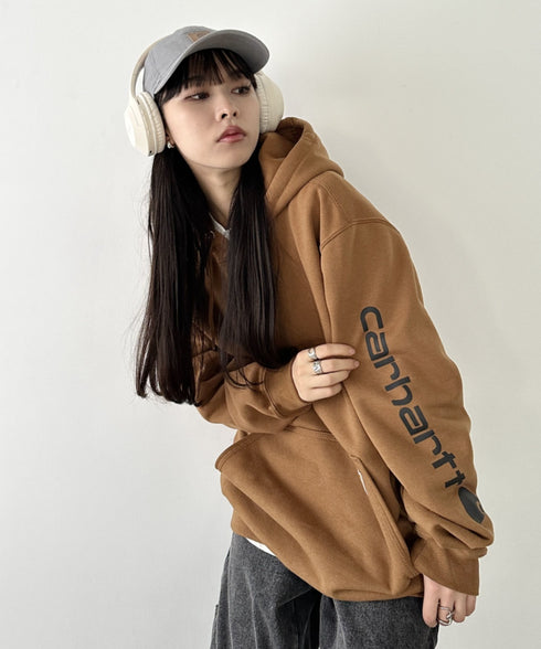 Carhartt(カーハート)/ ルーズフィット 袖ロゴ パーカー スウェット フーディー ミッドウエイト オーバーサイズ / K288 / Loose Fit Midweight Logo Sleeve Graphic Sweatshirt | IL2224045 | ブラウン