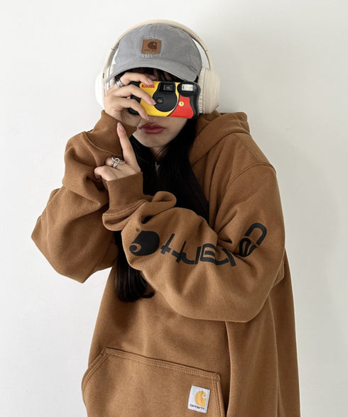 Carhartt(カーハート)/ ルーズフィット 袖ロゴ パーカー スウェット フーディー ミッドウエイト オーバーサイズ / K288 / Loose Fit Midweight Logo Sleeve Graphic Sweatshirt | IL2224045 | ブラウン