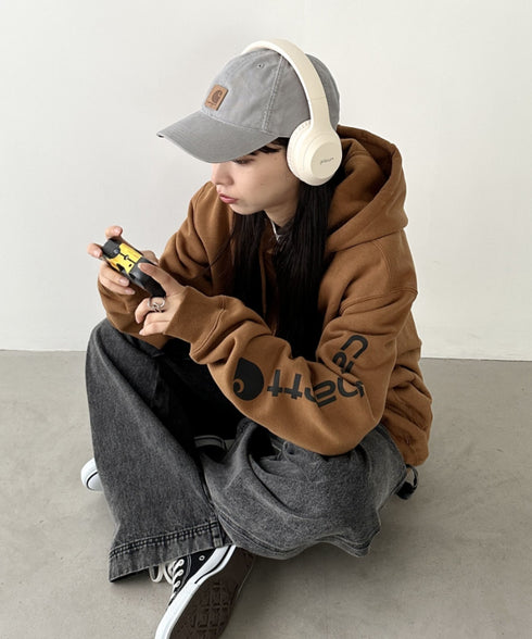 Carhartt(カーハート)/ ルーズフィット 袖ロゴ パーカー スウェット フーディー ミッドウエイト オーバーサイズ / K288 / Loose Fit Midweight Logo Sleeve Graphic Sweatshirt | IL2224045 | ブラウン