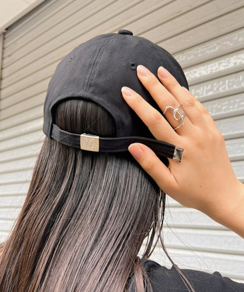 WOOALONG(ウアロン)/シグネチャー ロゴ ベースボール キャップ サイズ調整可能/Signature Logo ball cap | IL5231046 | ブラック