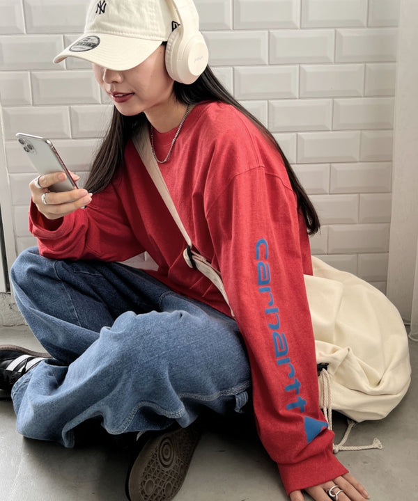 Carhartt(カーハート)/袖ロゴ ロンT USA規格 ルーズフィット ヘビーウェイト 6.75Oz ビッグサイズ オーバーサイズ コットン K231/ LOOSE FIT HEAVYWEIGHT LONG-SLEEVE LOGO SLEEVE GRAPHIC T-SHIRT | IM2233010 | レッド