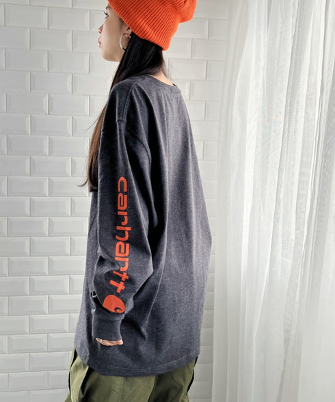 Carhartt(カーハート)/袖ロゴ ロンT USA規格 ルーズフィット ヘビーウェイト 6.75Oz ビッグサイズ オーバーサイズ コットン K231/ LOOSE FIT HEAVYWEIGHT LONG-SLEEVE LOGO SLEEVE GRAPHIC T-SHIRT | IM2233010 | ダークグレー