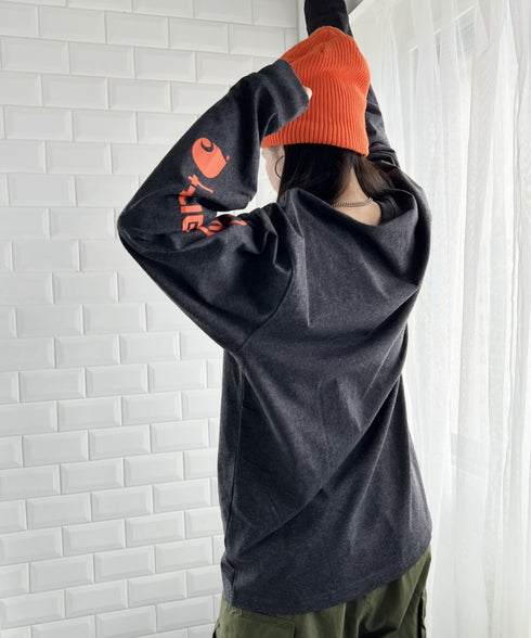 Carhartt(カーハート)/袖ロゴ ロンT USA規格 ルーズフィット ヘビーウェイト 6.75Oz ビッグサイズ オーバーサイズ コットン K231/ LOOSE FIT HEAVYWEIGHT LONG-SLEEVE LOGO SLEEVE GRAPHIC T-SHIRT | IM2233010 | ダークグレー
