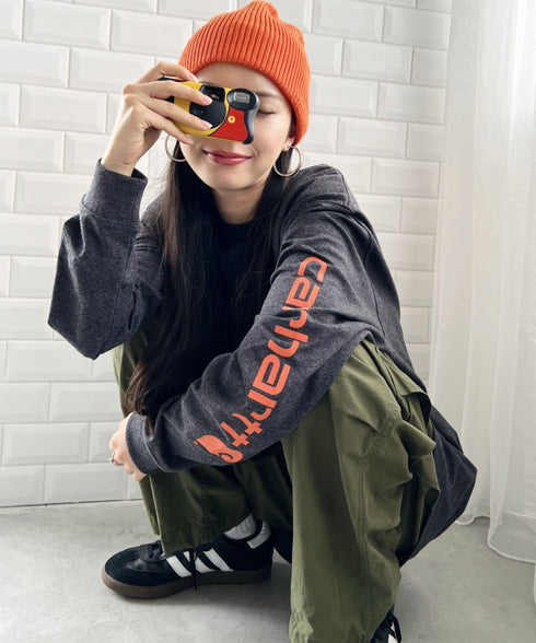 Carhartt(カーハート)/袖ロゴ ロンT USA規格 ルーズフィット ヘビーウェイト 6.75Oz ビッグサイズ オーバーサイズ コットン K231/ LOOSE FIT HEAVYWEIGHT LONG-SLEEVE LOGO SLEEVE GRAPHIC T-SHIRT | IM2233010 | ダークグレー