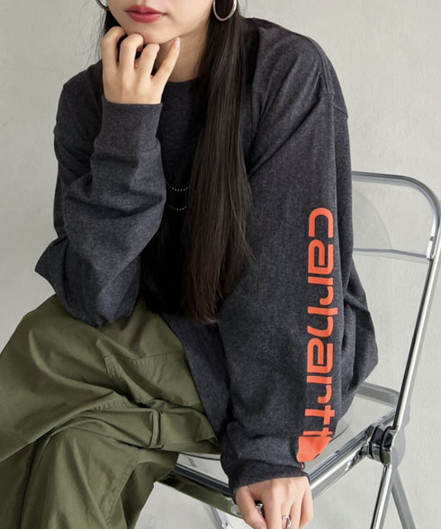 Carhartt(カーハート)/袖ロゴ ロンT USA規格 ルーズフィット ヘビーウェイト 6.75Oz ビッグサイズ オーバーサイズ コットン K231/ LOOSE FIT HEAVYWEIGHT LONG-SLEEVE LOGO SLEEVE GRAPHIC T-SHIRT | IM2233010 | ダークグレー