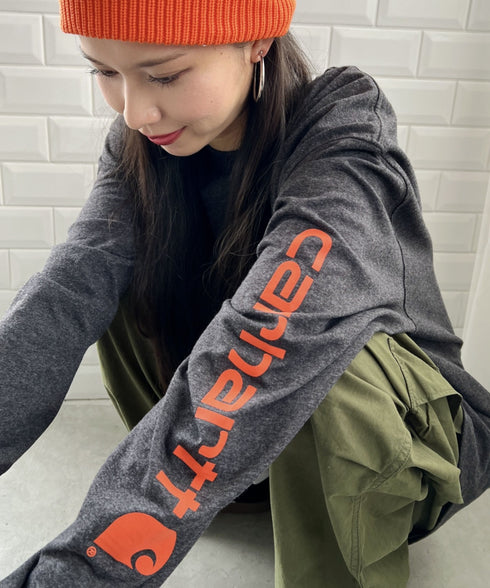 Carhartt(カーハート)/袖ロゴ ロンT USA規格 ルーズフィット ヘビーウェイト 6.75Oz ビッグサイズ オーバーサイズ コットン K231/ LOOSE FIT HEAVYWEIGHT LONG-SLEEVE LOGO SLEEVE GRAPHIC T-SHIRT | IM2233010 | ダークグレー