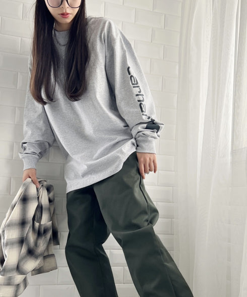 Carhartt(カーハート)/袖ロゴ ロンT USA規格 ルーズフィット ヘビーウェイト 6.75Oz ビッグサイズ オーバーサイズ コットン K231/ LOOSE FIT HEAVYWEIGHT LONG-SLEEVE LOGO SLEEVE GRAPHIC T-SHIRT | IM2233010 | グレー