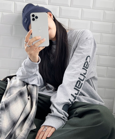 Carhartt(カーハート)/袖ロゴ ロンT USA規格 ルーズフィット ヘビーウェイト 6.75Oz ビッグサイズ オーバーサイズ コットン K231/ LOOSE FIT HEAVYWEIGHT LONG-SLEEVE LOGO SLEEVE GRAPHIC T-SHIRT | IM2233010 | グレー