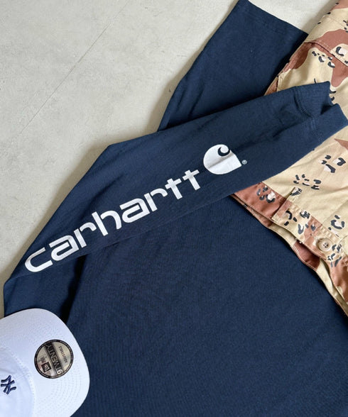 Carhartt(カーハート)/袖ロゴ ロンT USA規格 ルーズフィット ヘビーウェイト 6.75Oz ビッグサイズ オーバーサイズ コットン K231/ LOOSE FIT HEAVYWEIGHT LONG-SLEEVE LOGO SLEEVE GRAPHIC T-SHIRT | IM2233010 | ネイビー