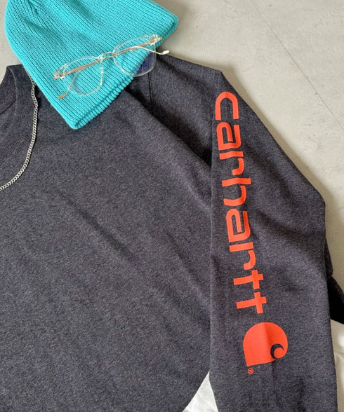 Carhartt(カーハート)/袖ロゴ ロンT USA規格 ルーズフィット ヘビーウェイト 6.75Oz ビッグサイズ オーバーサイズ コットン K231/ LOOSE FIT HEAVYWEIGHT LONG-SLEEVE LOGO SLEEVE GRAPHIC T-SHIRT | IM2233010 | ダークグレー