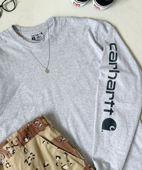 Carhartt(カーハート)/袖ロゴ ロンT USA規格 ルーズフィット ヘビーウェイト 6.75Oz ビッグサイズ オーバーサイズ コットン K231/ LOOSE FIT HEAVYWEIGHT LONG-SLEEVE LOGO SLEEVE GRAPHIC T-SHIRT | IM2233010 | グレー