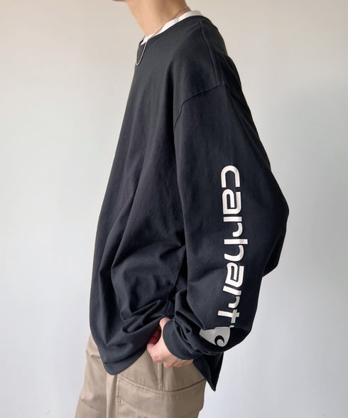Carhartt(カーハート)/袖ロゴ ロンT USA規格 ルーズフィット ヘビーウェイト 6.75Oz ビッグサイズ オーバーサイズ コットン K231/ LOOSE FIT HEAVYWEIGHT LONG-SLEEVE LOGO SLEEVE GRAPHIC T-SHIRT | IM2233010 | ブラック