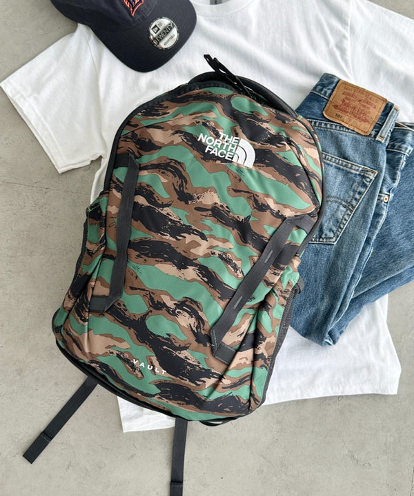 【USAモデル】THE NORTH FACE(ザ・ノースフェイス)/大容量 27L収納 A4・15インチ対応 リュック バックパック/Vault | IM1231057 | グリーン系カモフラージュ
